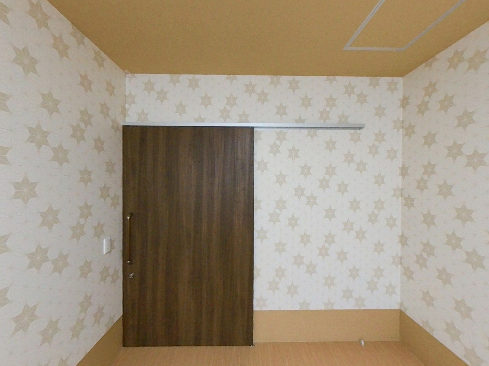 星柄の壁紙と木製の扉