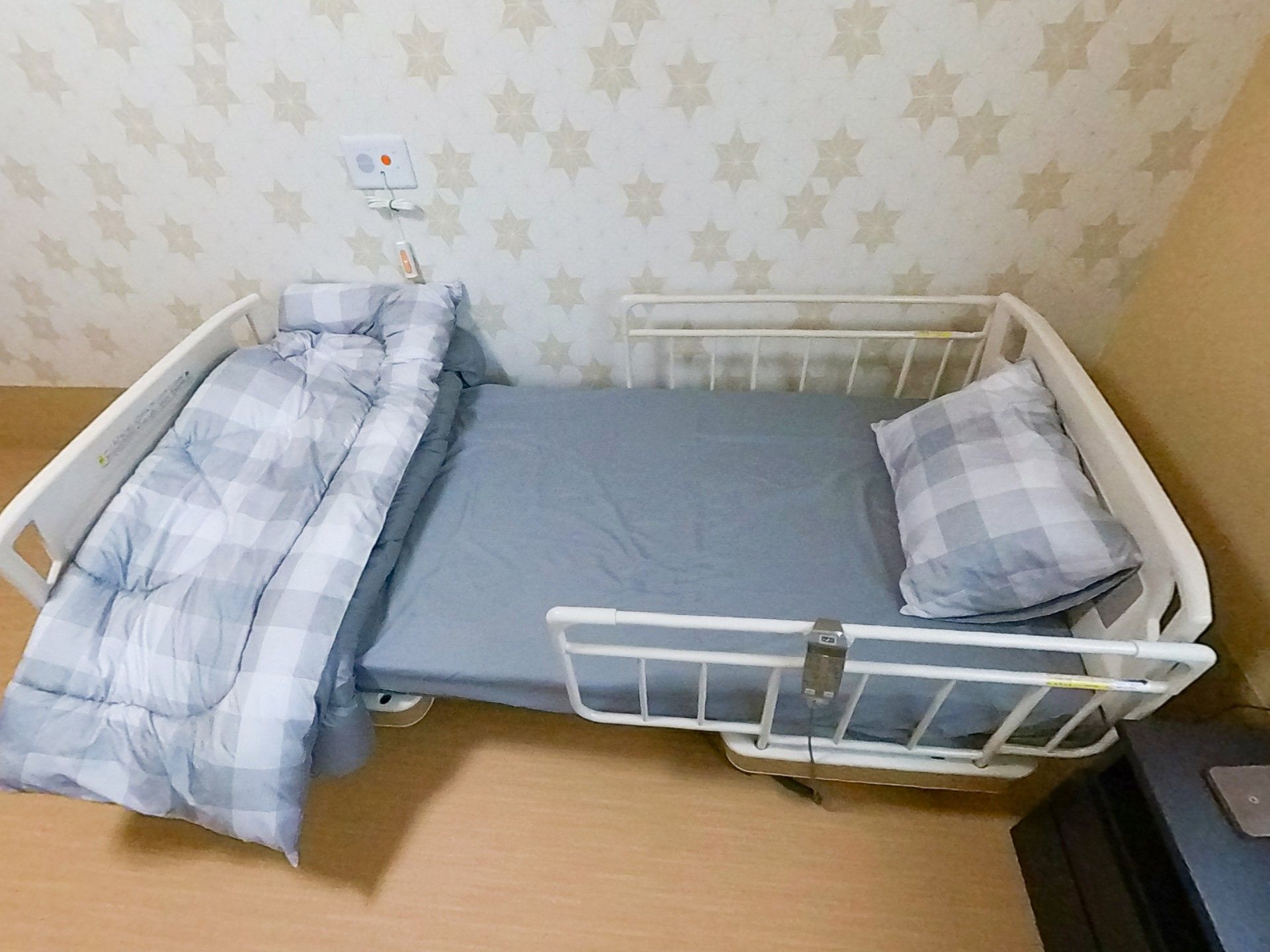 落ち着いた色合いの寝室