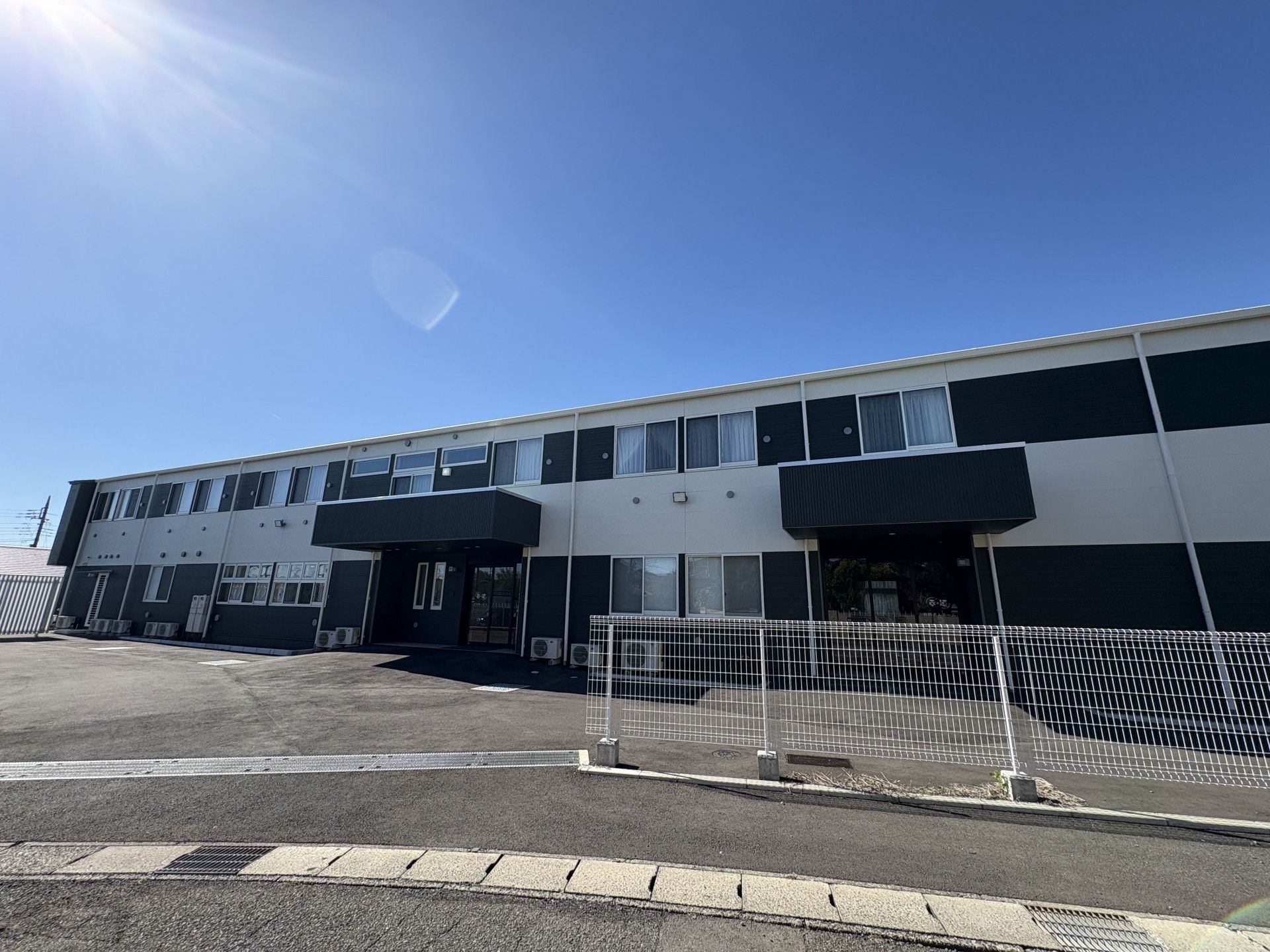 青空の下の建物外観