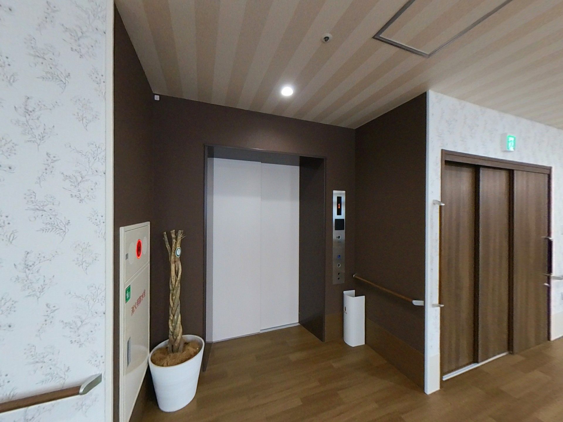 エレベーター前の廊下