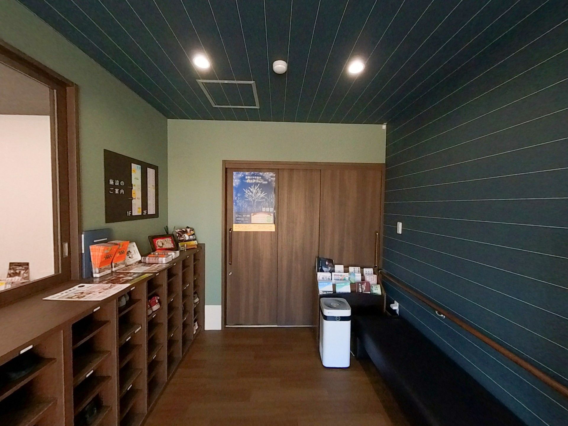 落ち着いた雰囲気の廊下