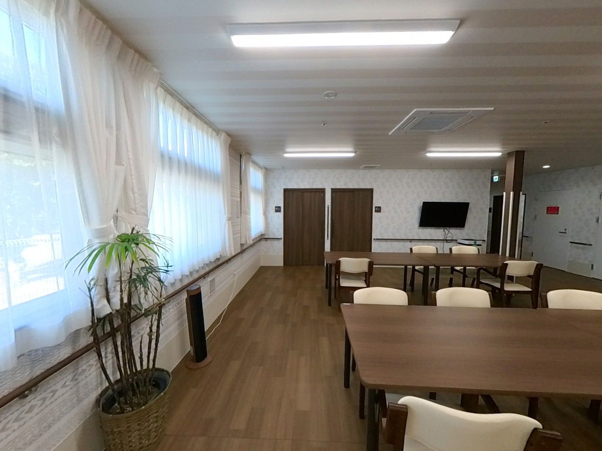 明るい窓辺の共有スペース