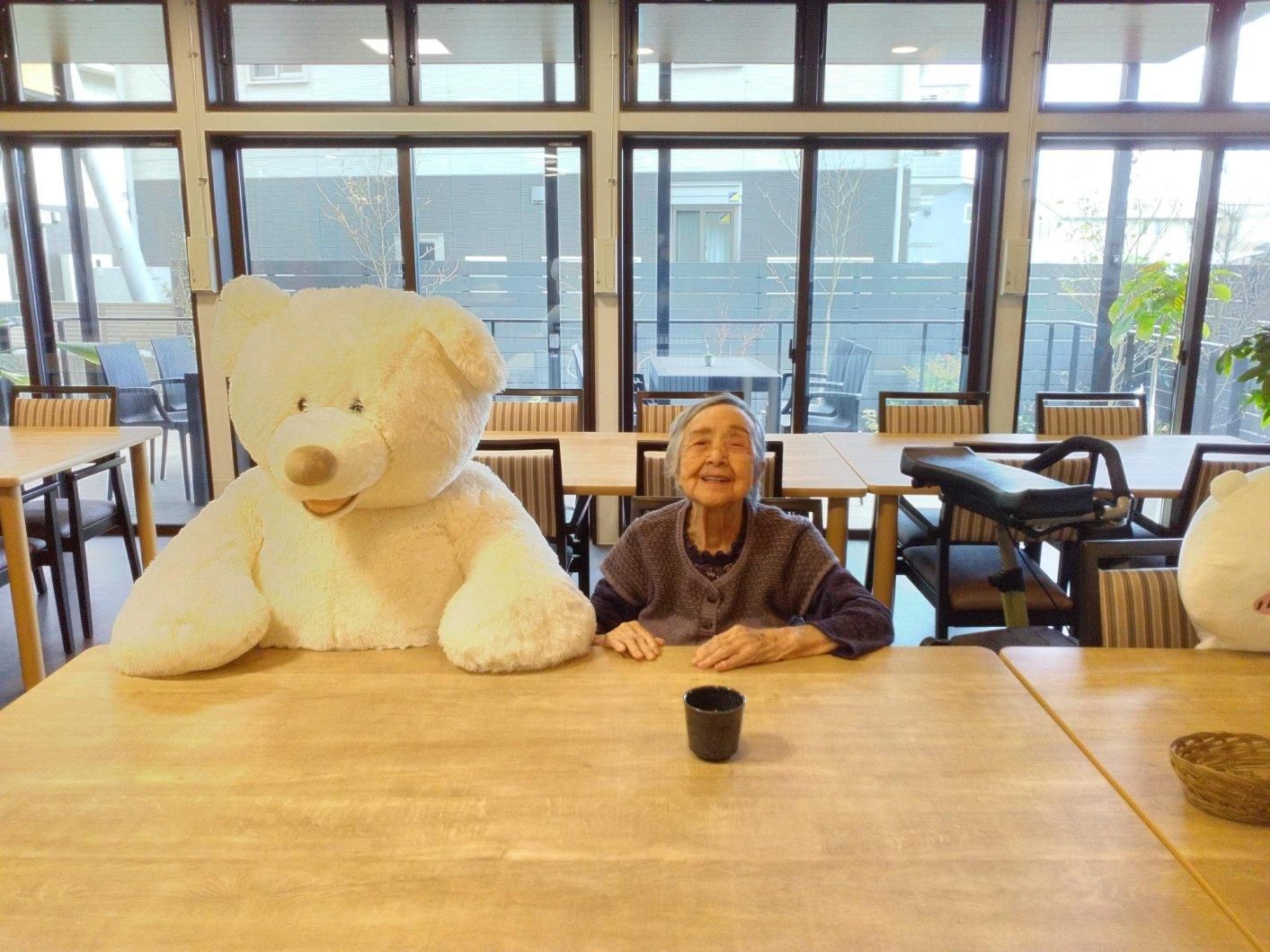 大きなぬいぐるみと笑顔の女性