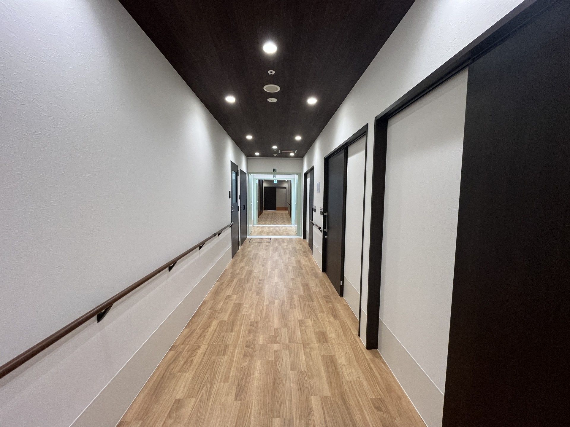 手すり付きの廊下