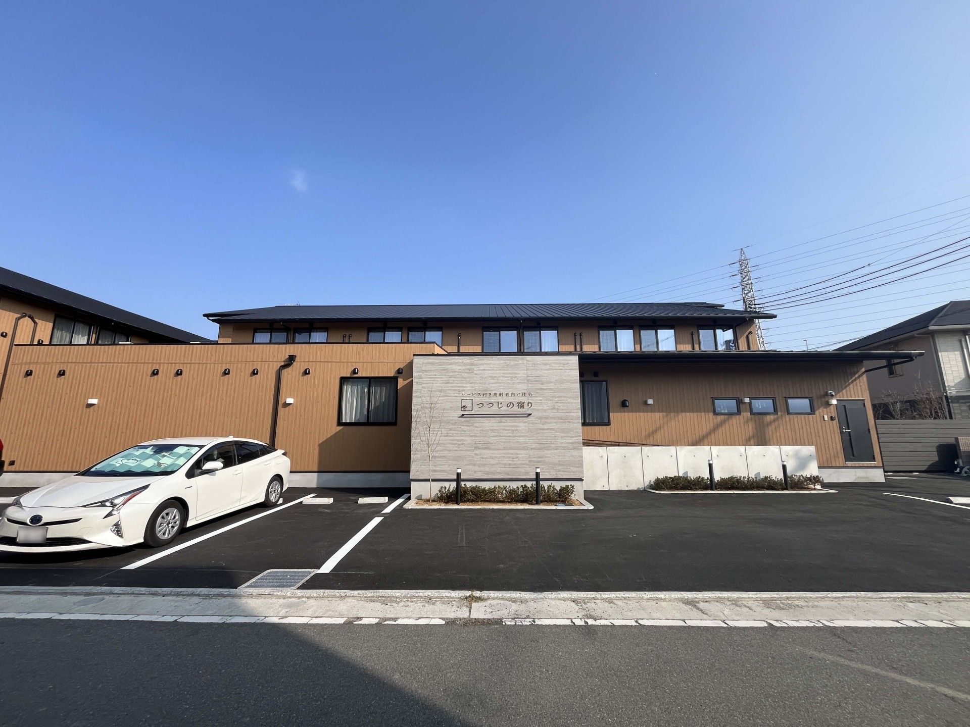 駐車場のある建物外観