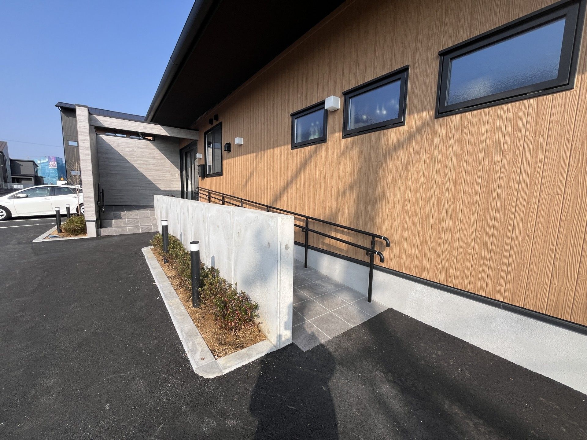 スロープ付きの建物入口