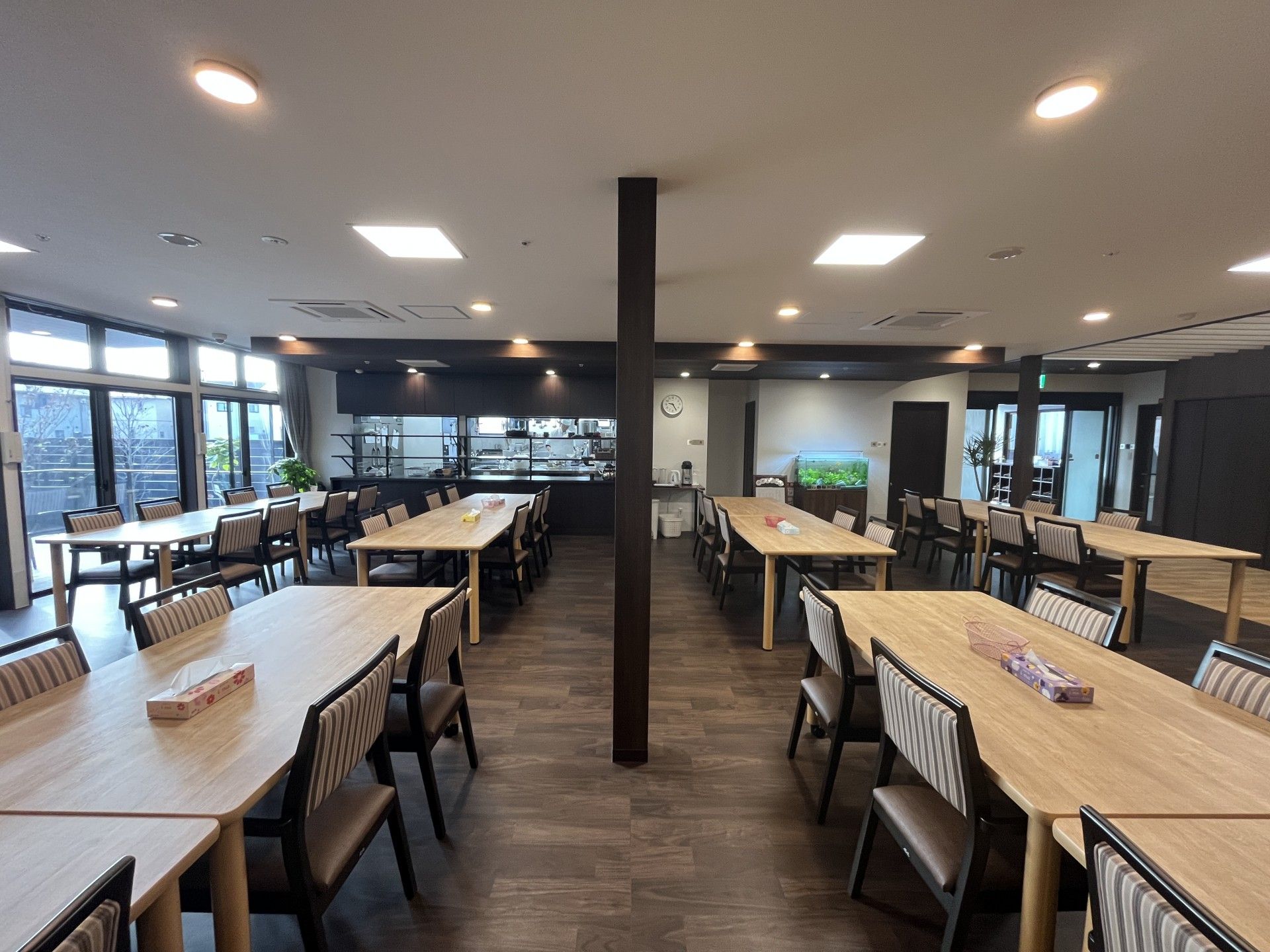 広々とした食事スペース