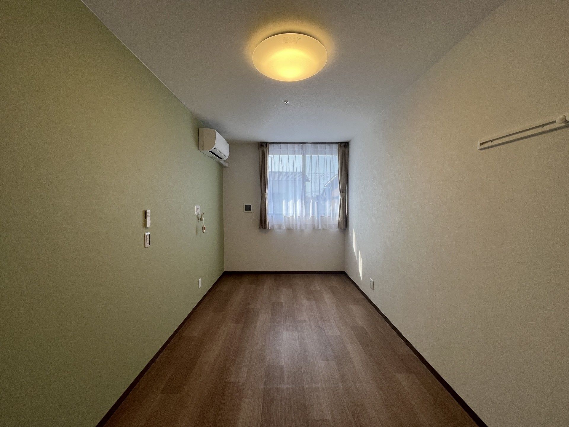 落ち着いた色合いの部屋