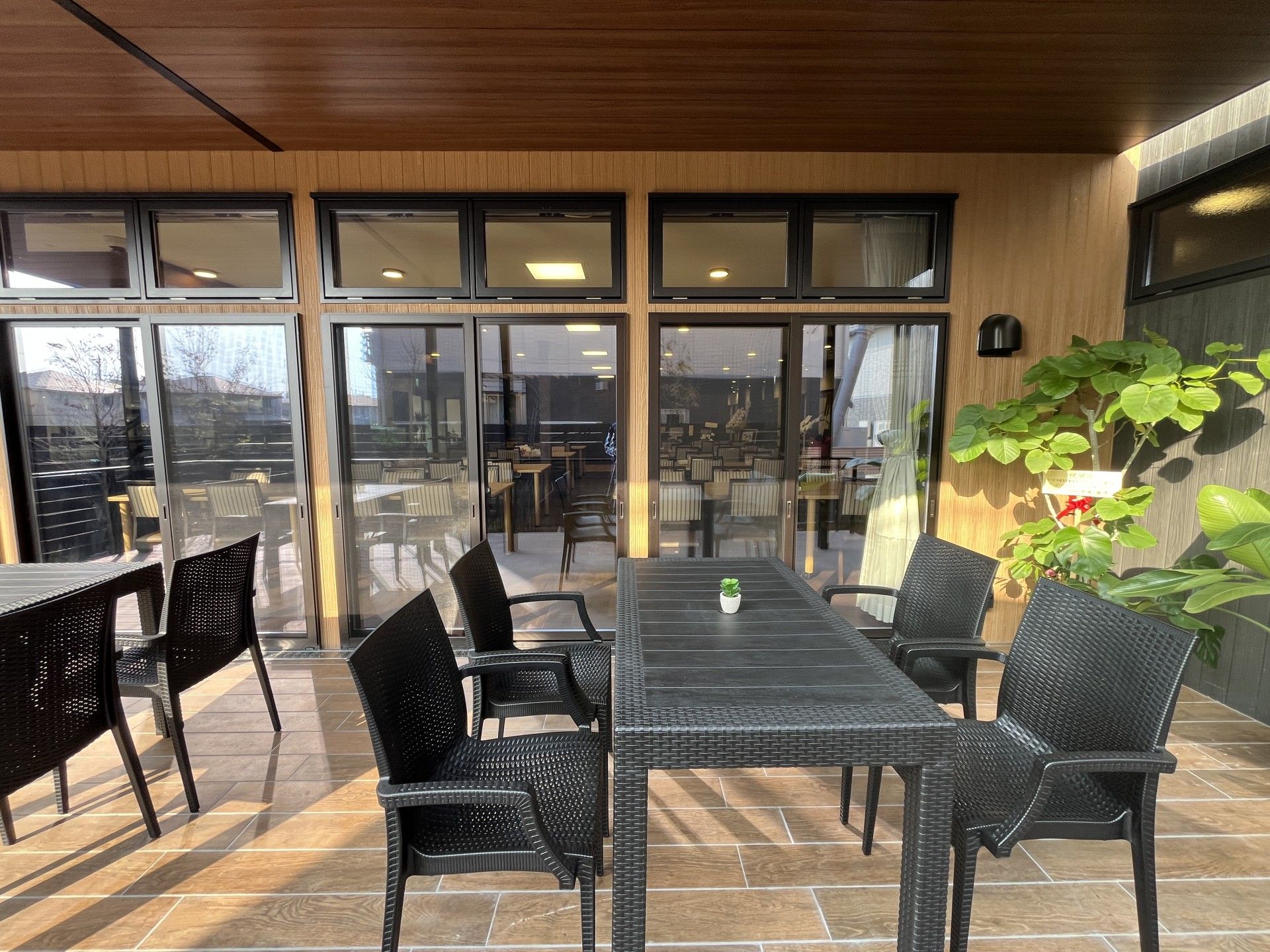 開放的なテラス席