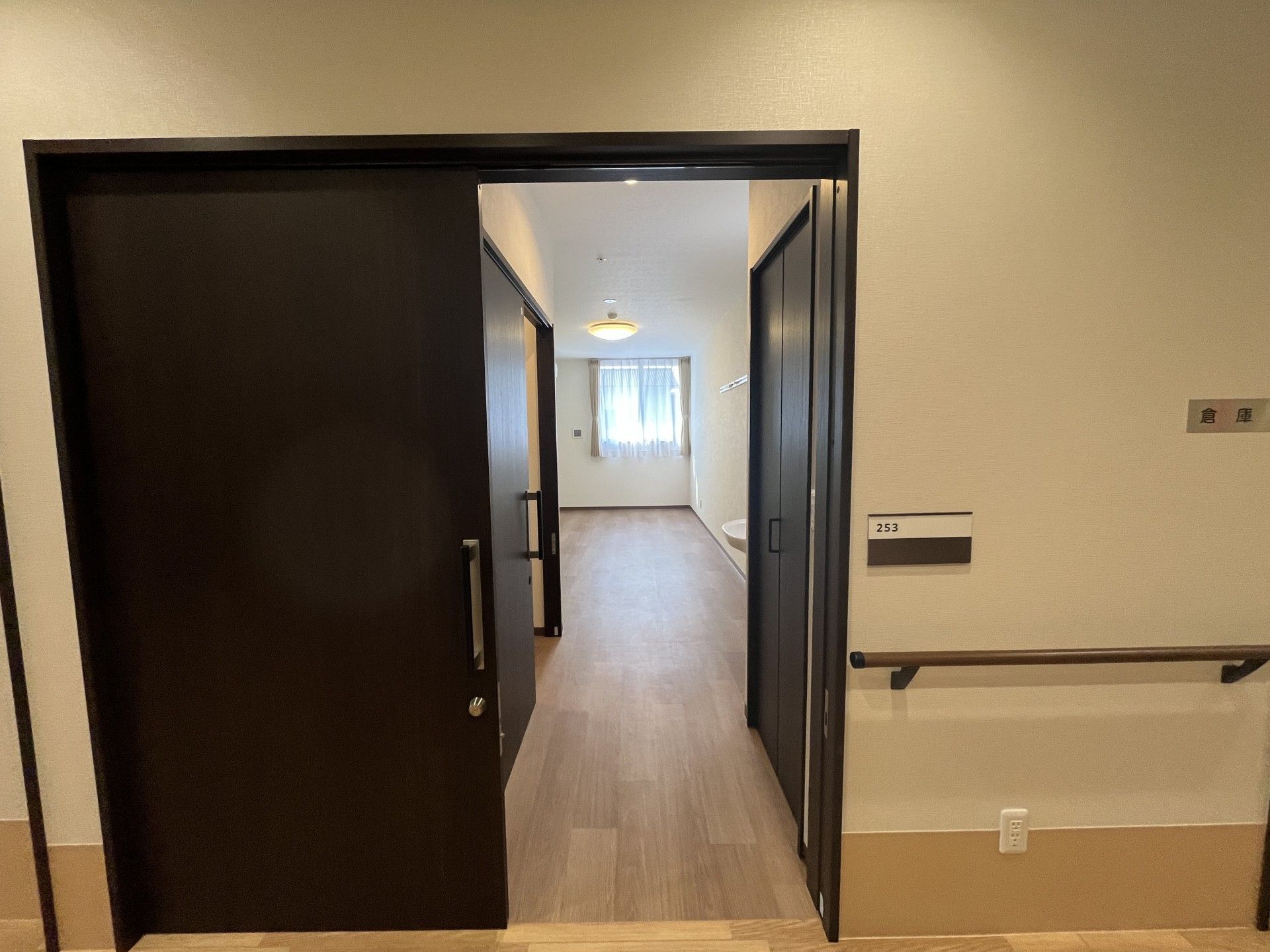 開放的な居室の入口