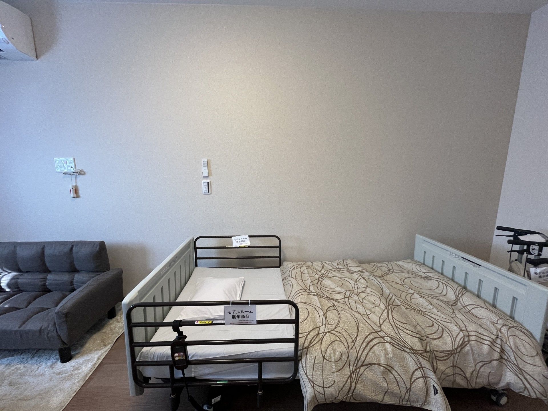 ベッドとソファのある部屋