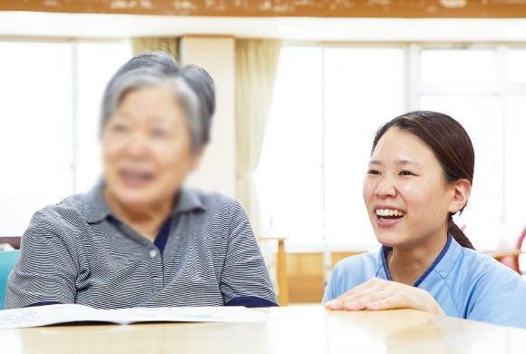 笑顔のスタッフと利用者