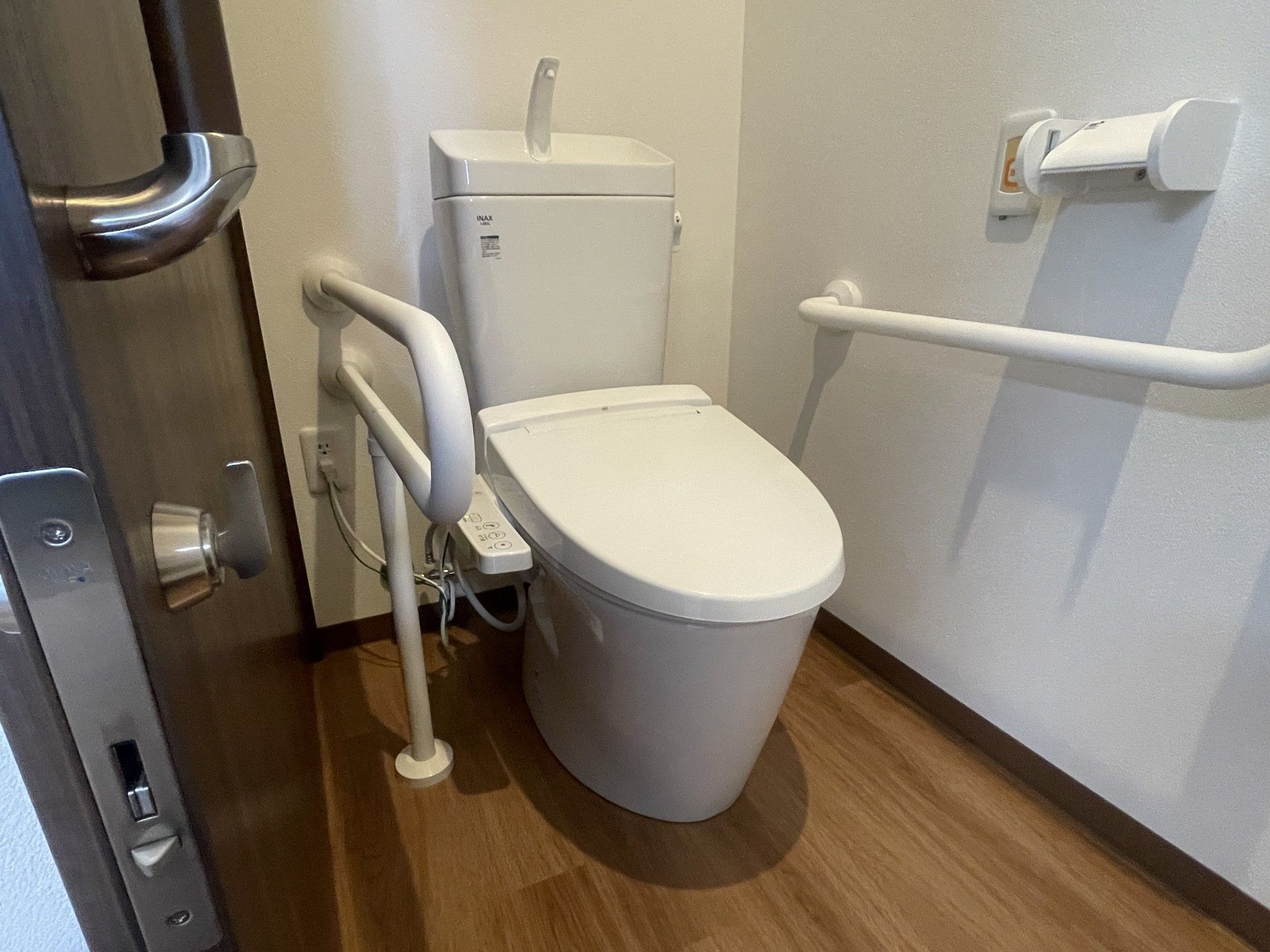 手すり付きのトイレ