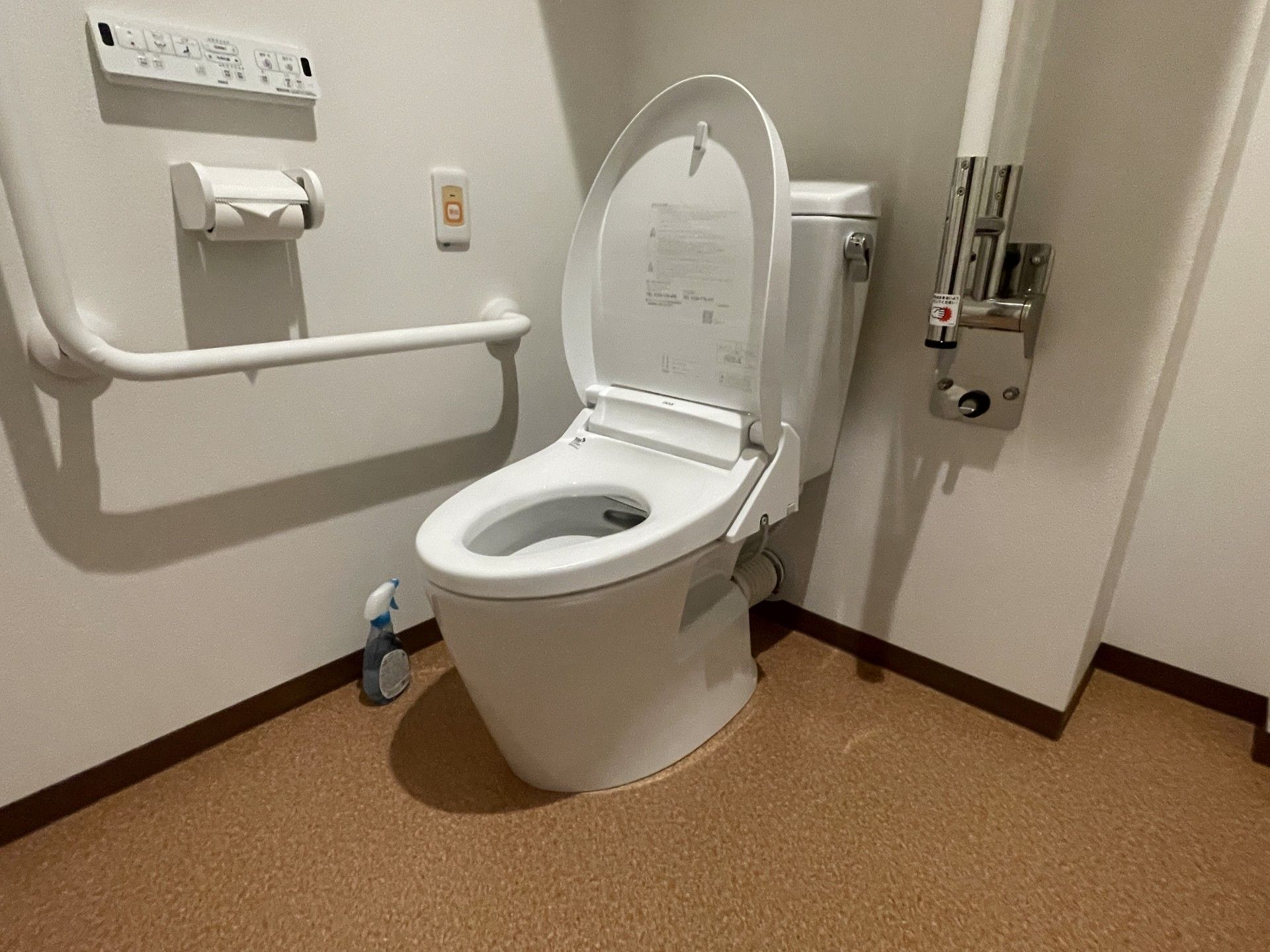 手すり付きのトイレ