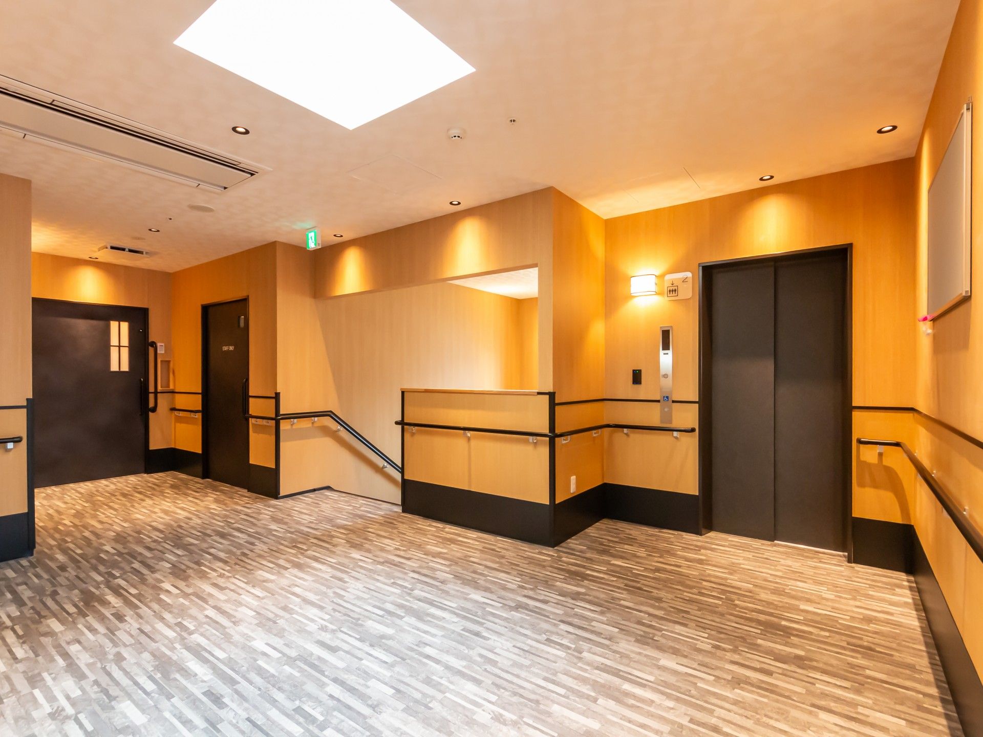 明るい廊下とエレベーター