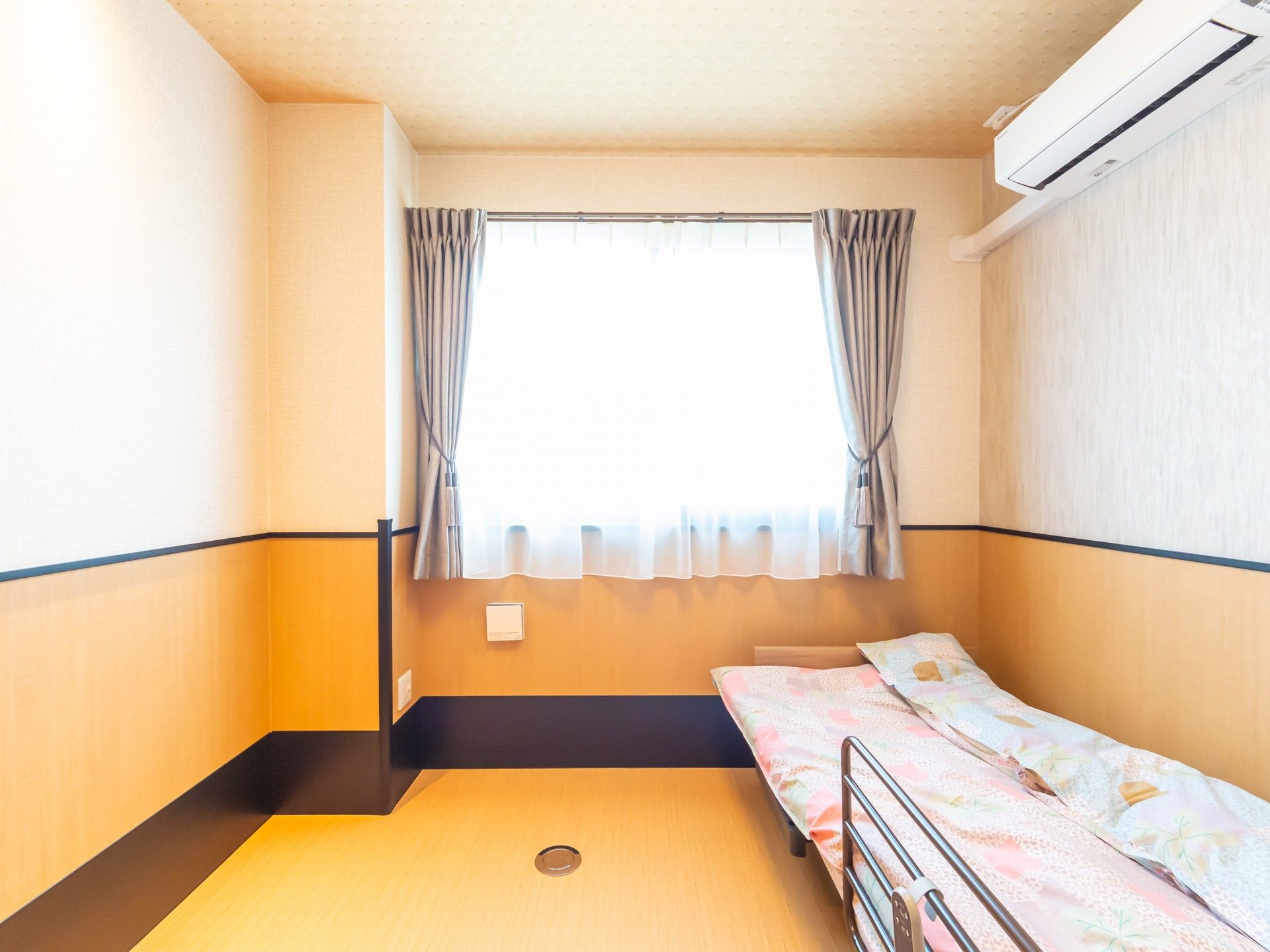 明るい個室のベッド