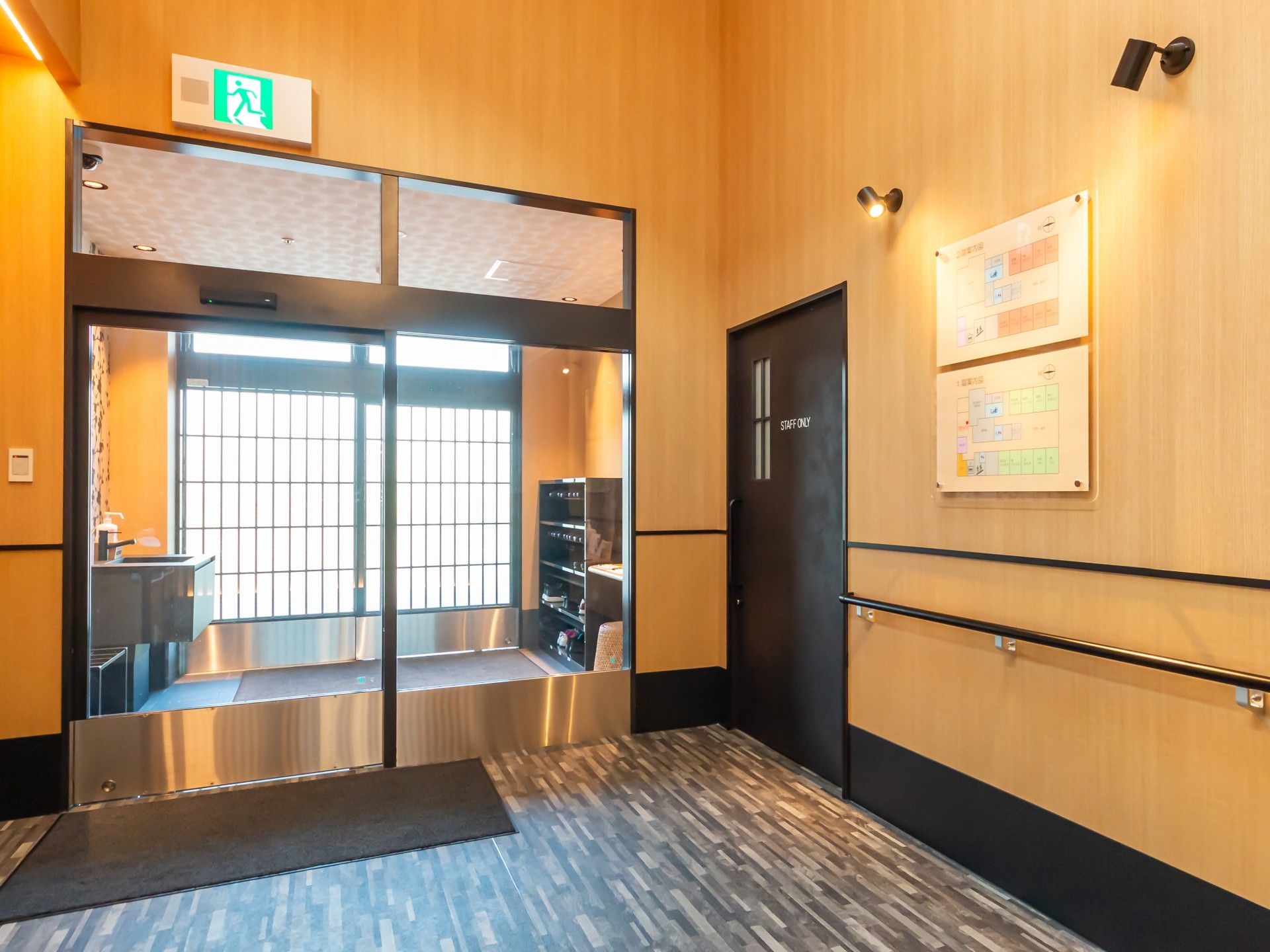 明るい出入口の廊下