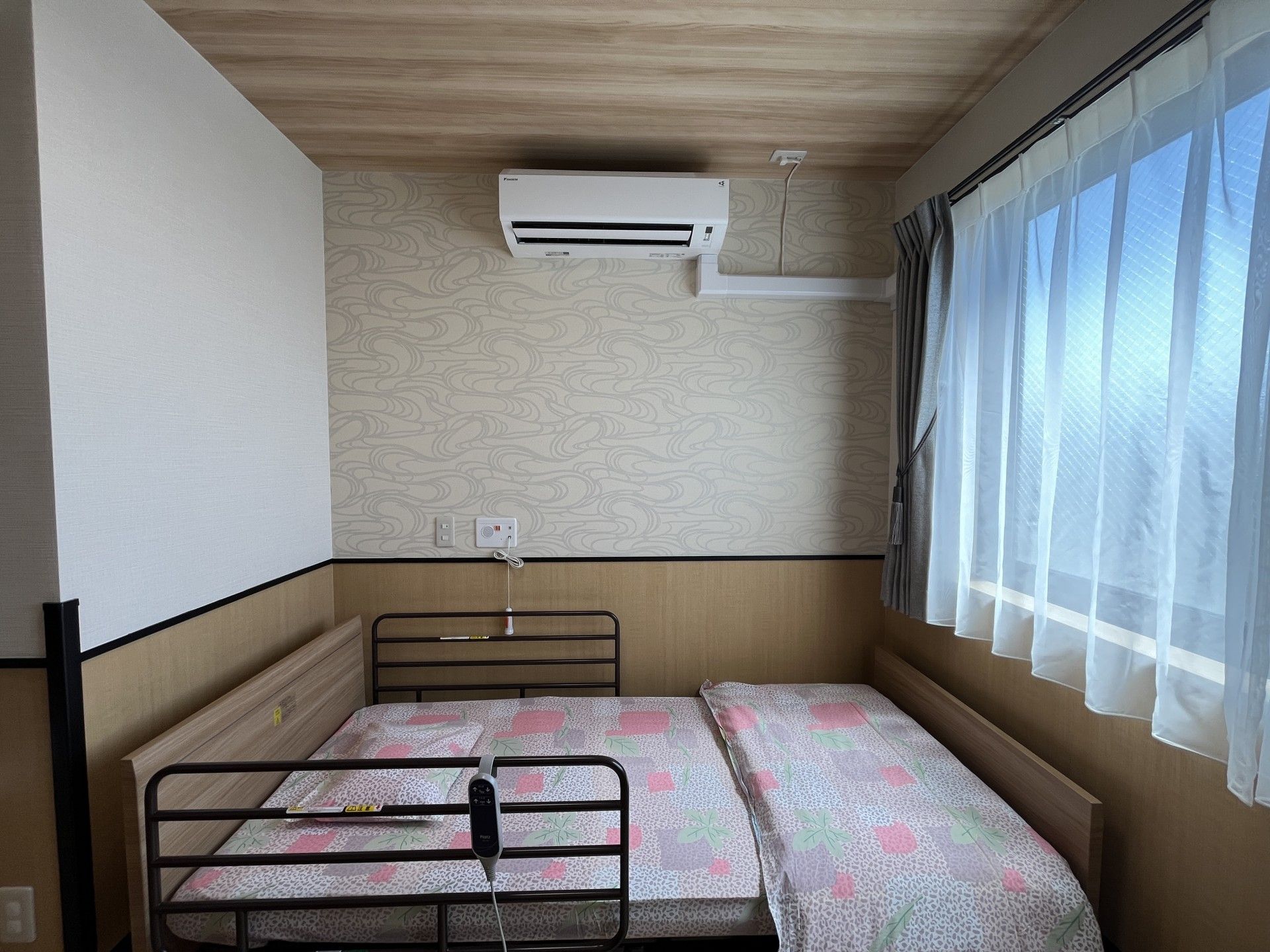 窓際のベッドルーム