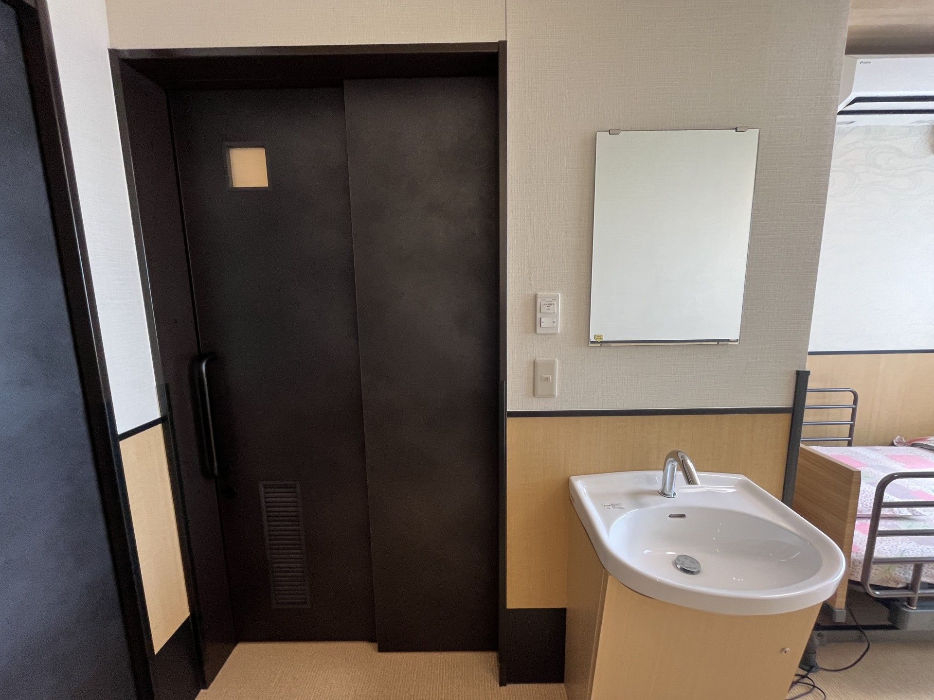 洗面台とドアのある部屋