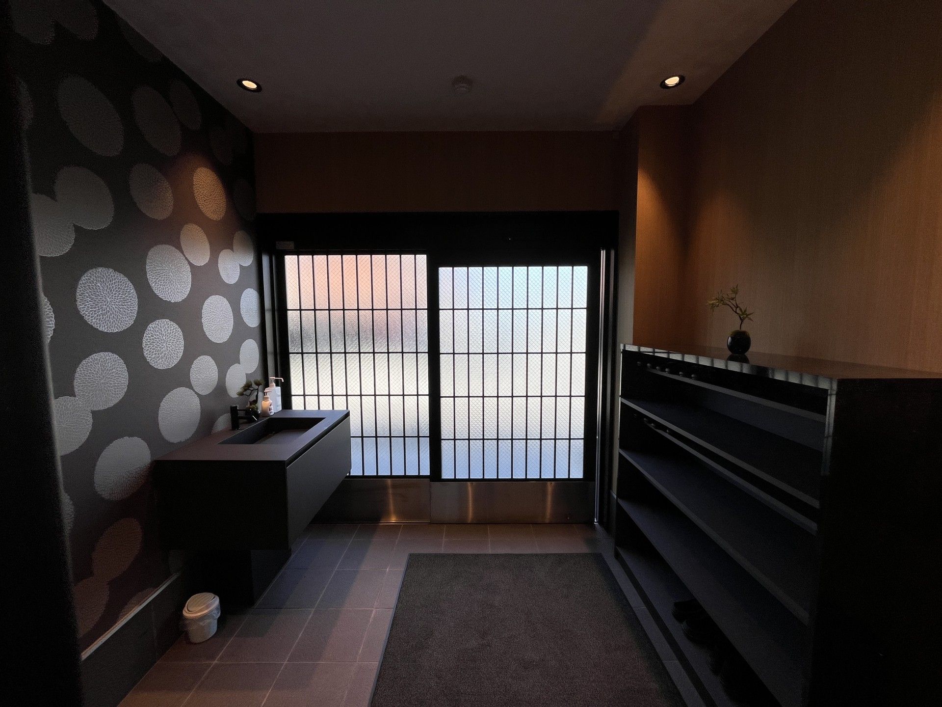 落ち着いた玄関スペース