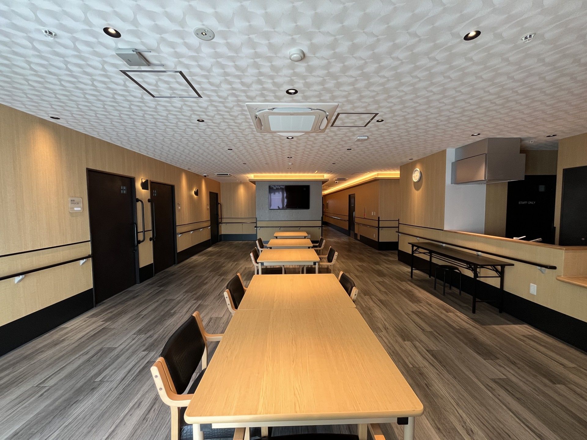 広いテーブルのある部屋