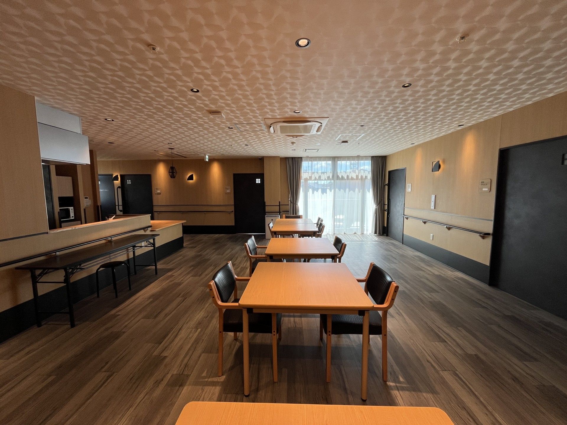 明るい食事スペース