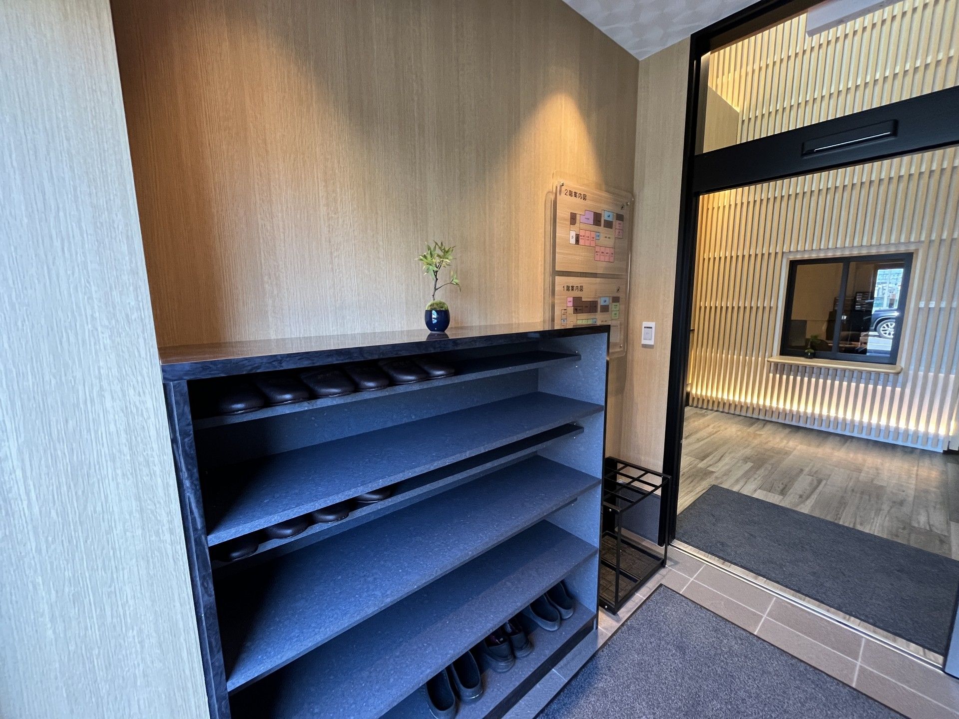 落ち着いた玄関スペース