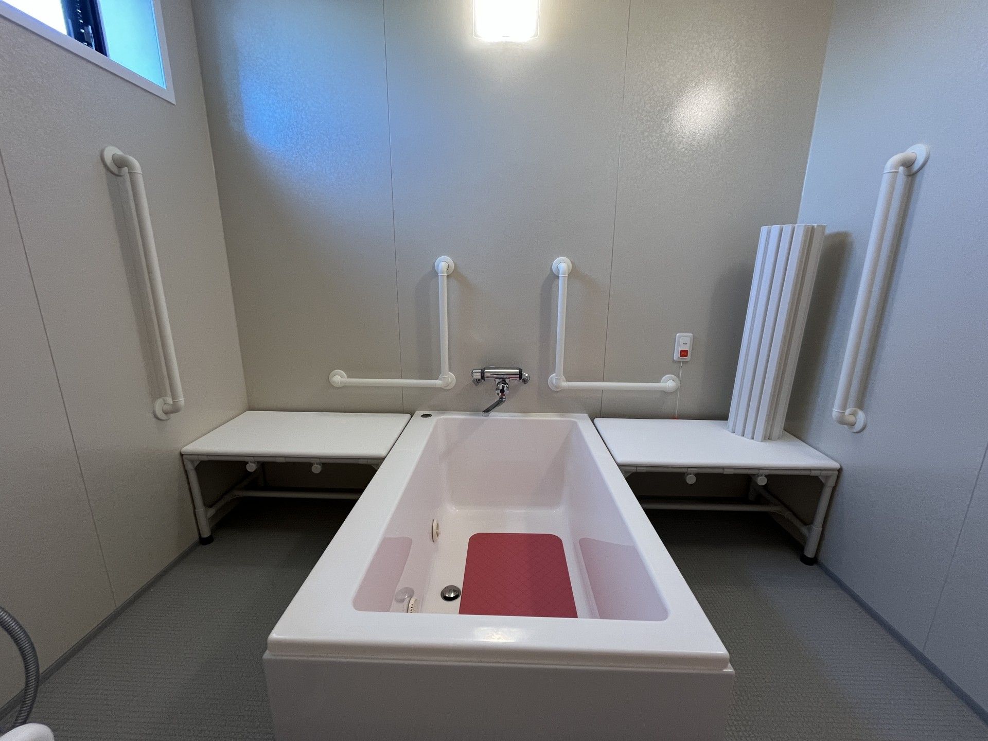 手すり付きの浴室