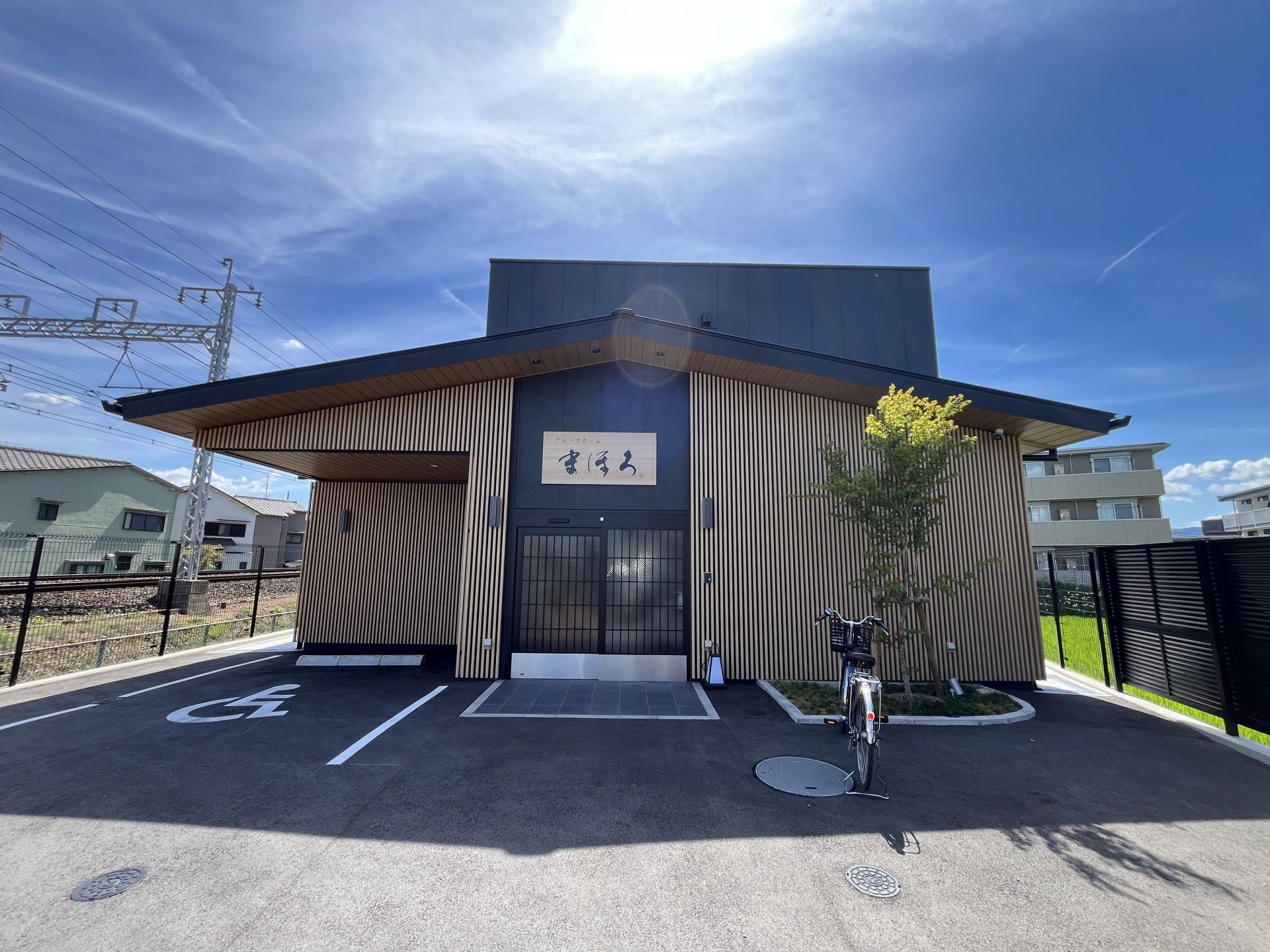 木目調の建物外観