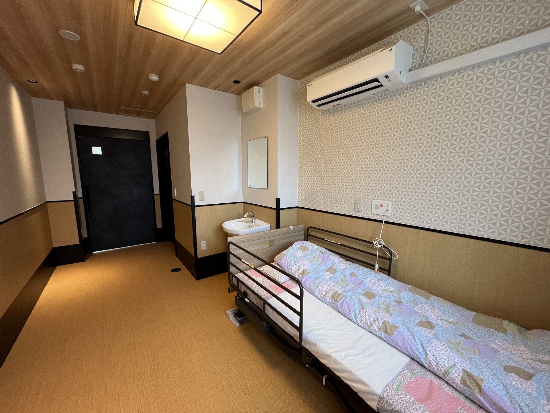 落ち着いた個室のベッド