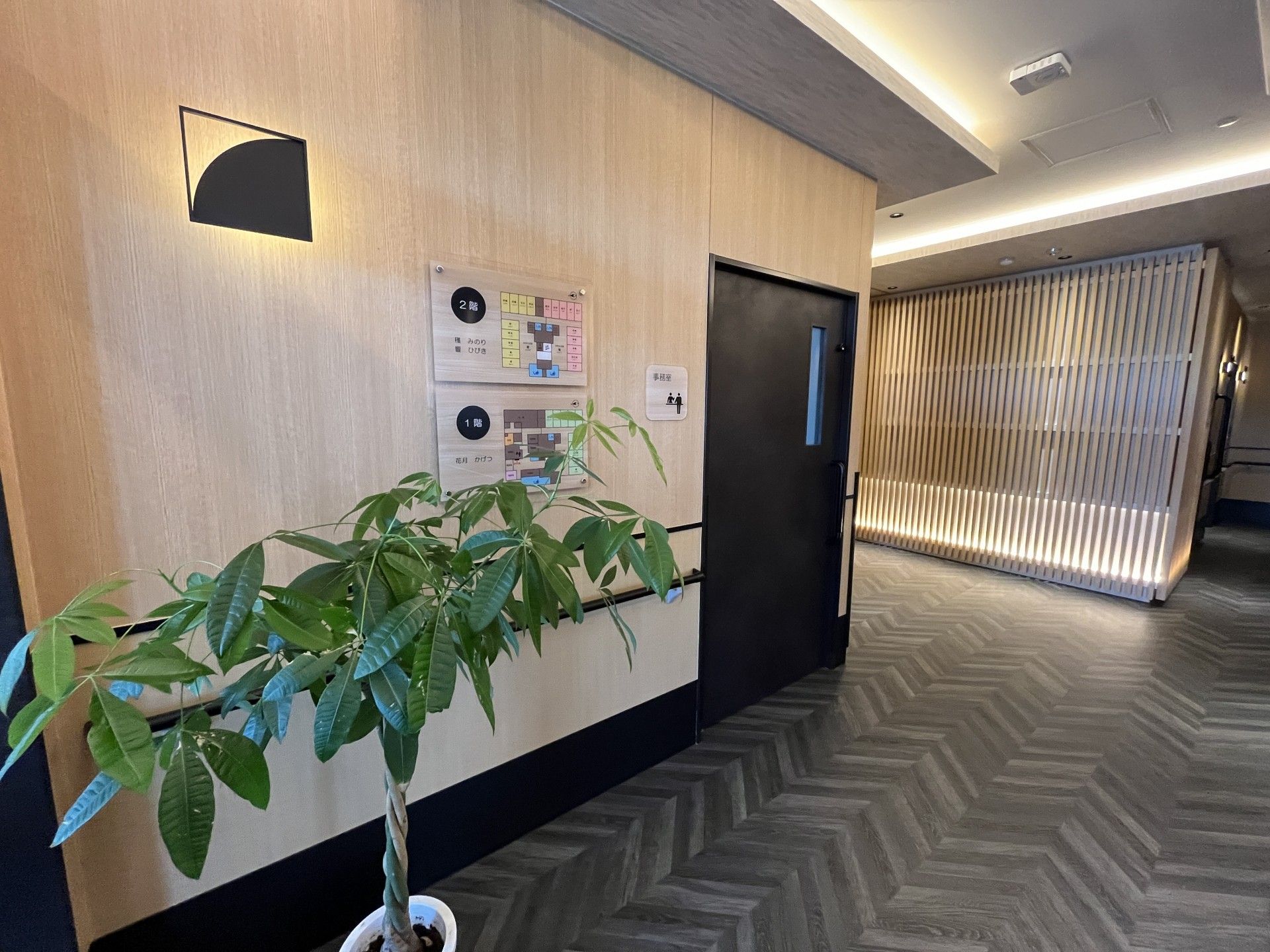 廊下の案内板と観葉植物