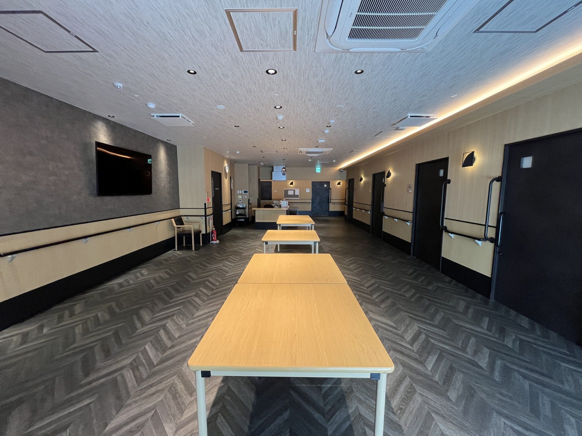 広い廊下とテーブル