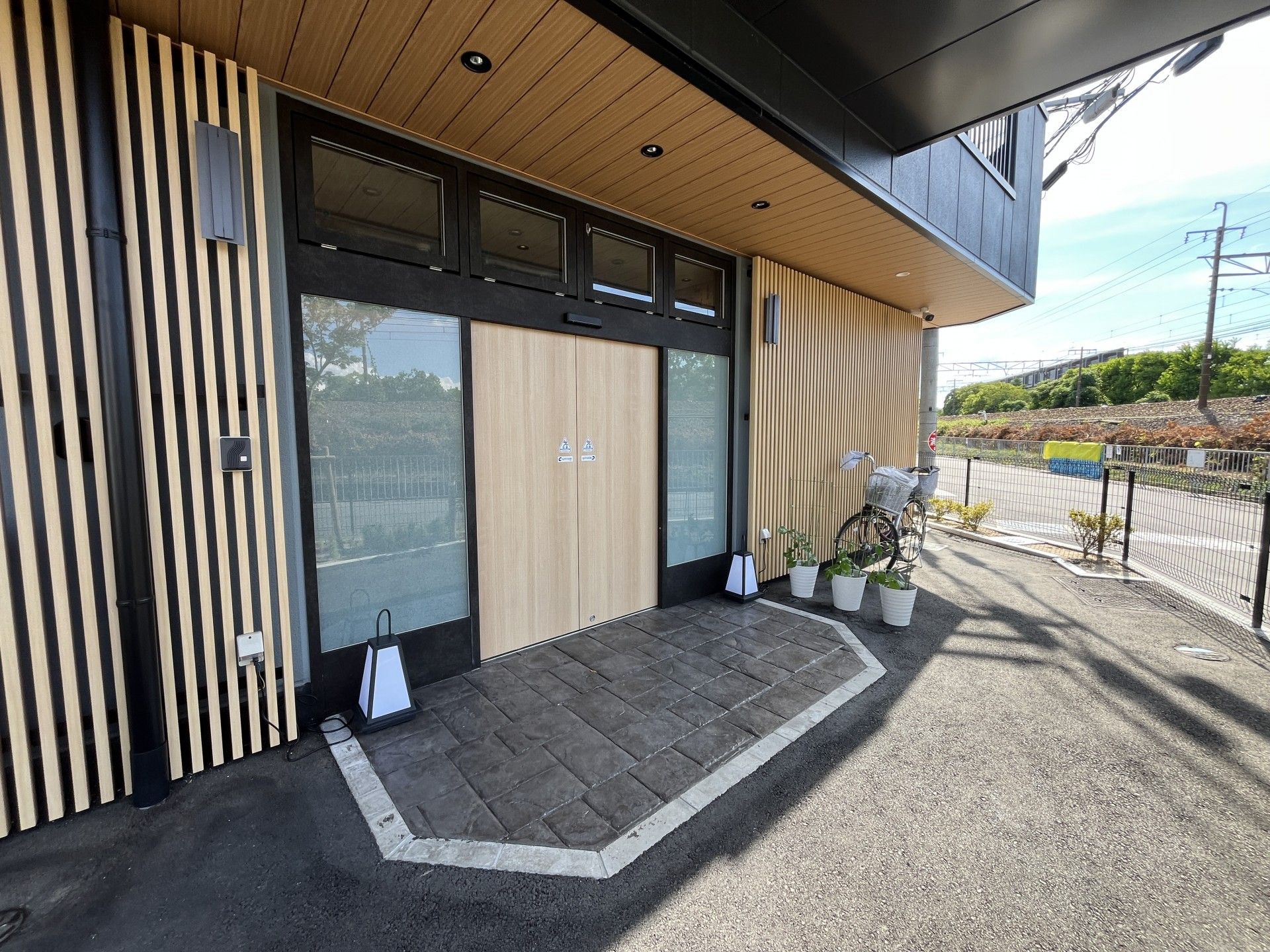 木目調のエントランス