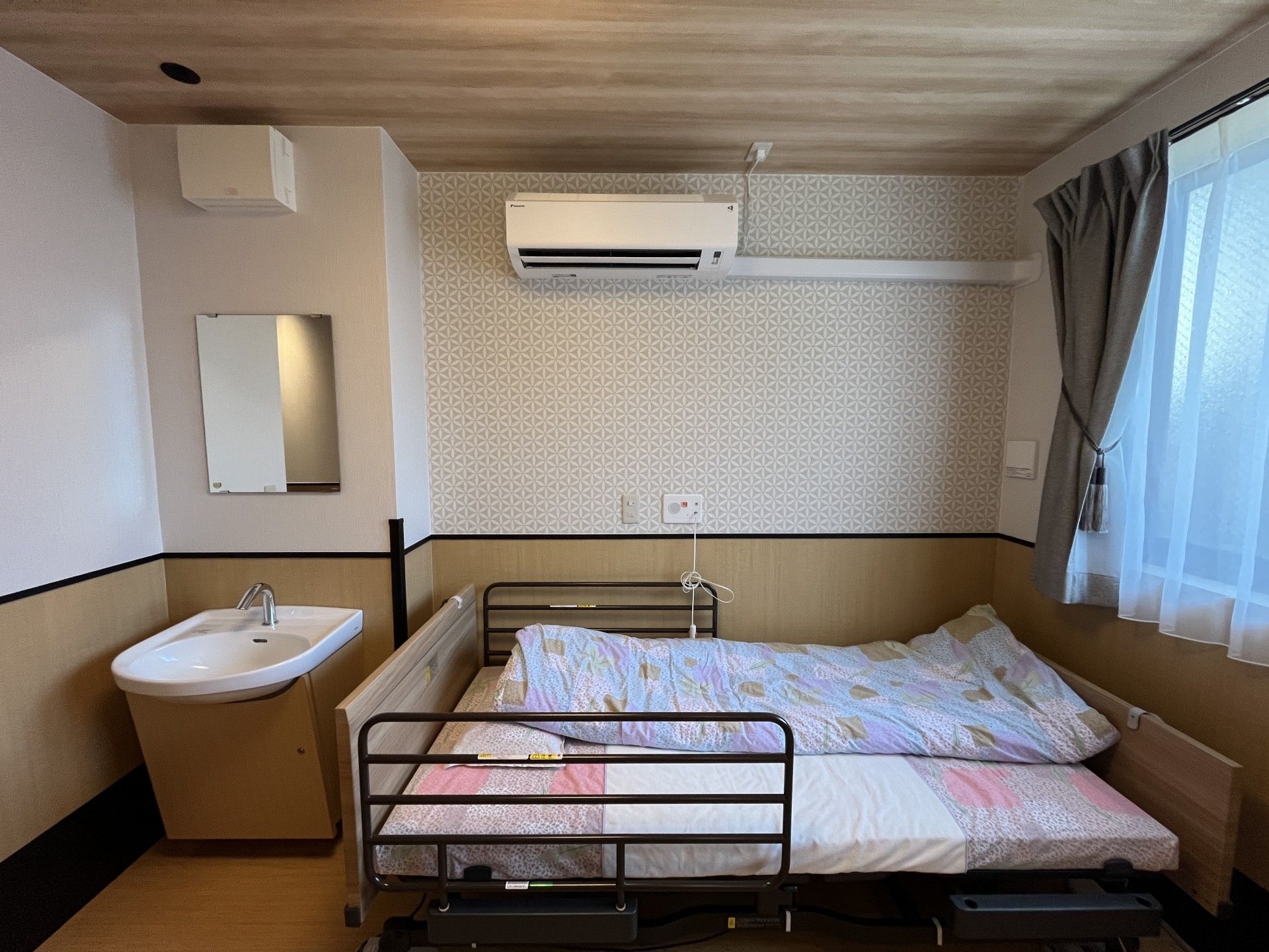 快適な個室のベッド