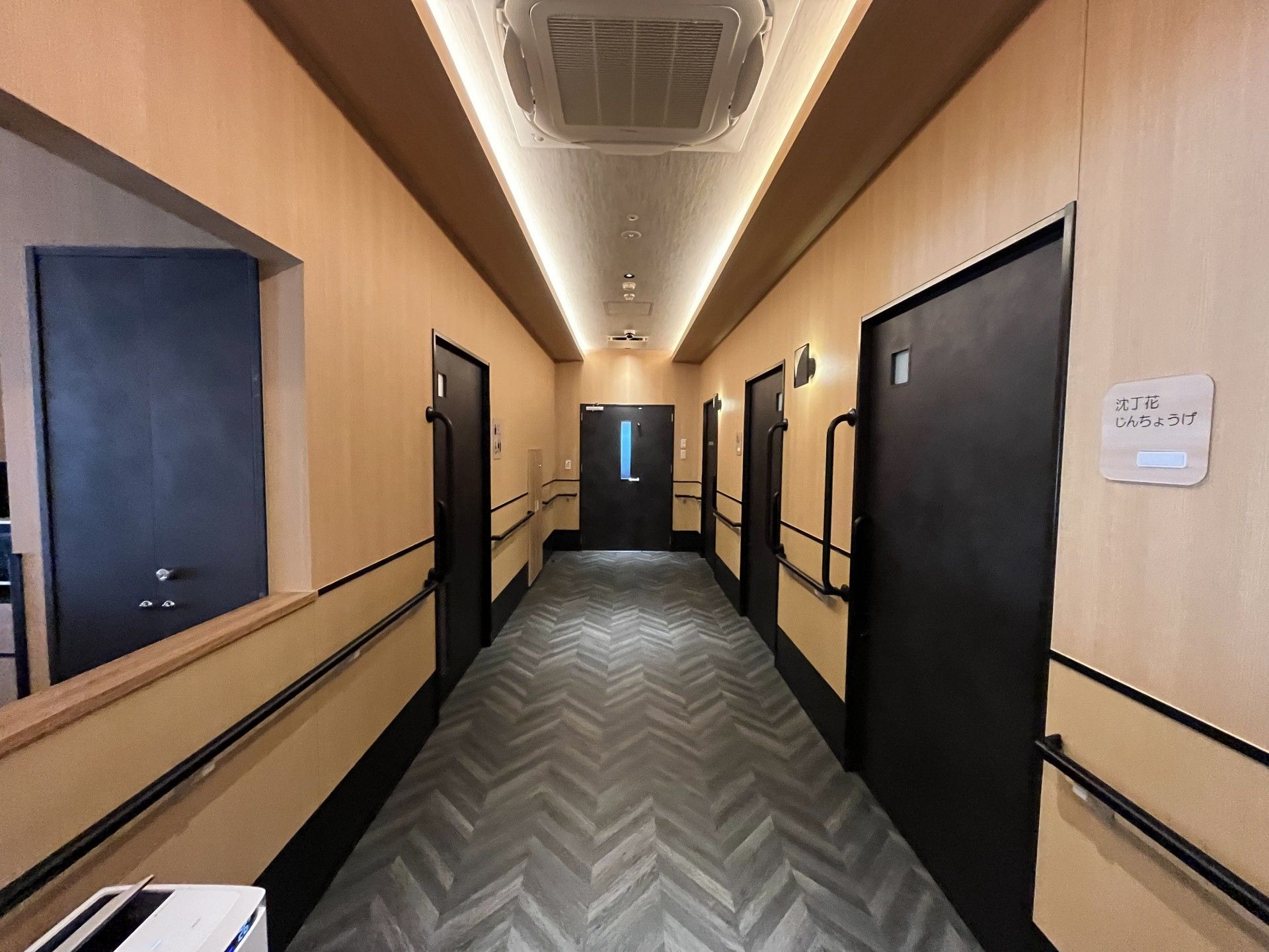 手すり付きの廊下