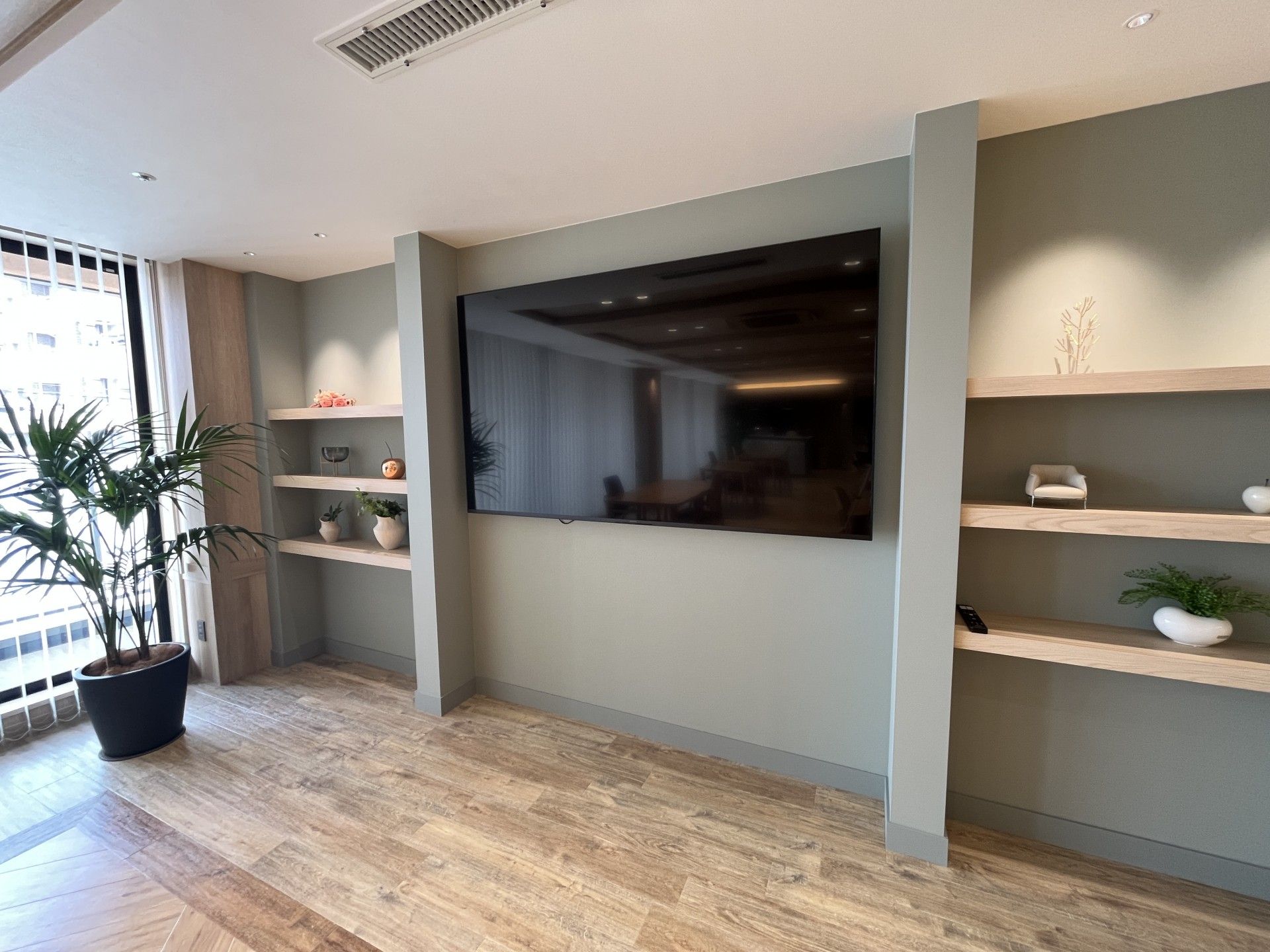 大画面テレビのある部屋