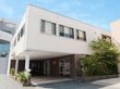 緑に囲まれた建物の外観