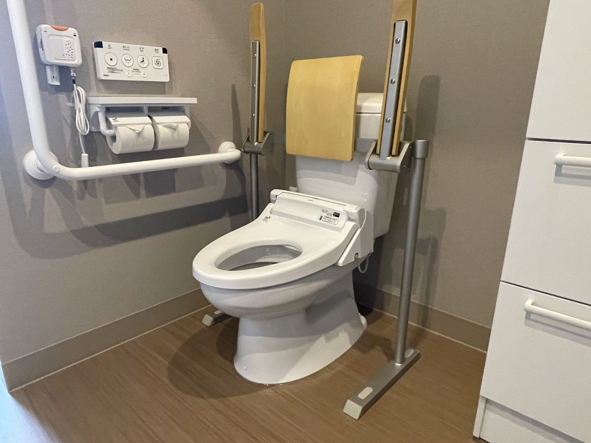 手すり付きのトイレ