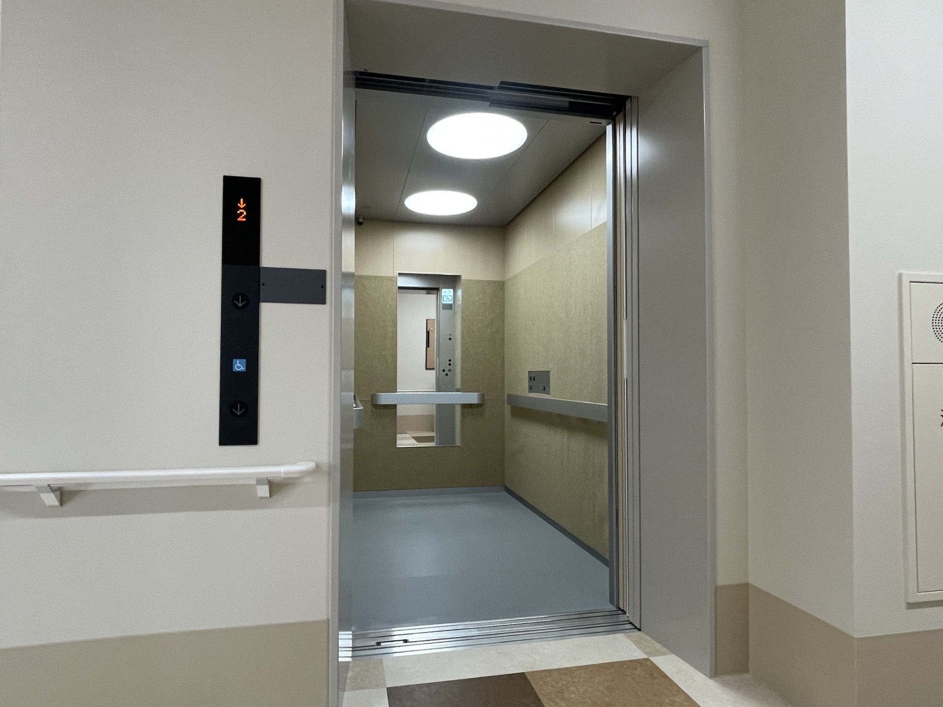 広いエレベーター