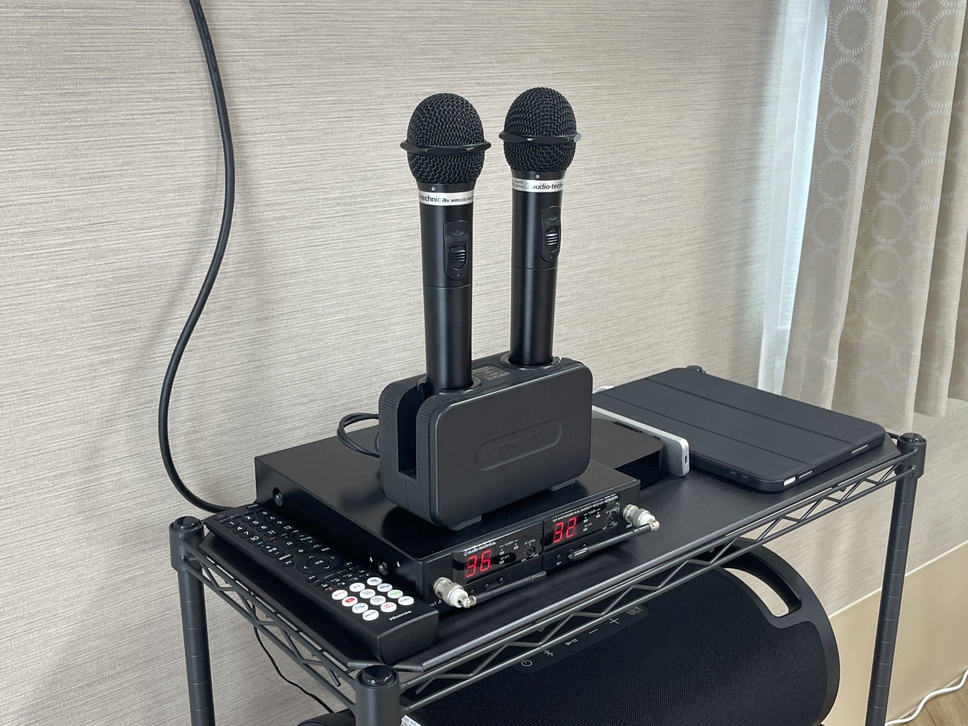 マイクと機器の棚