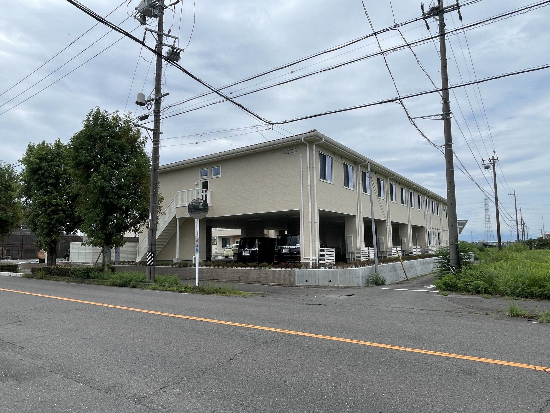 道路沿いの建物外観