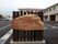 木製の看板と建物