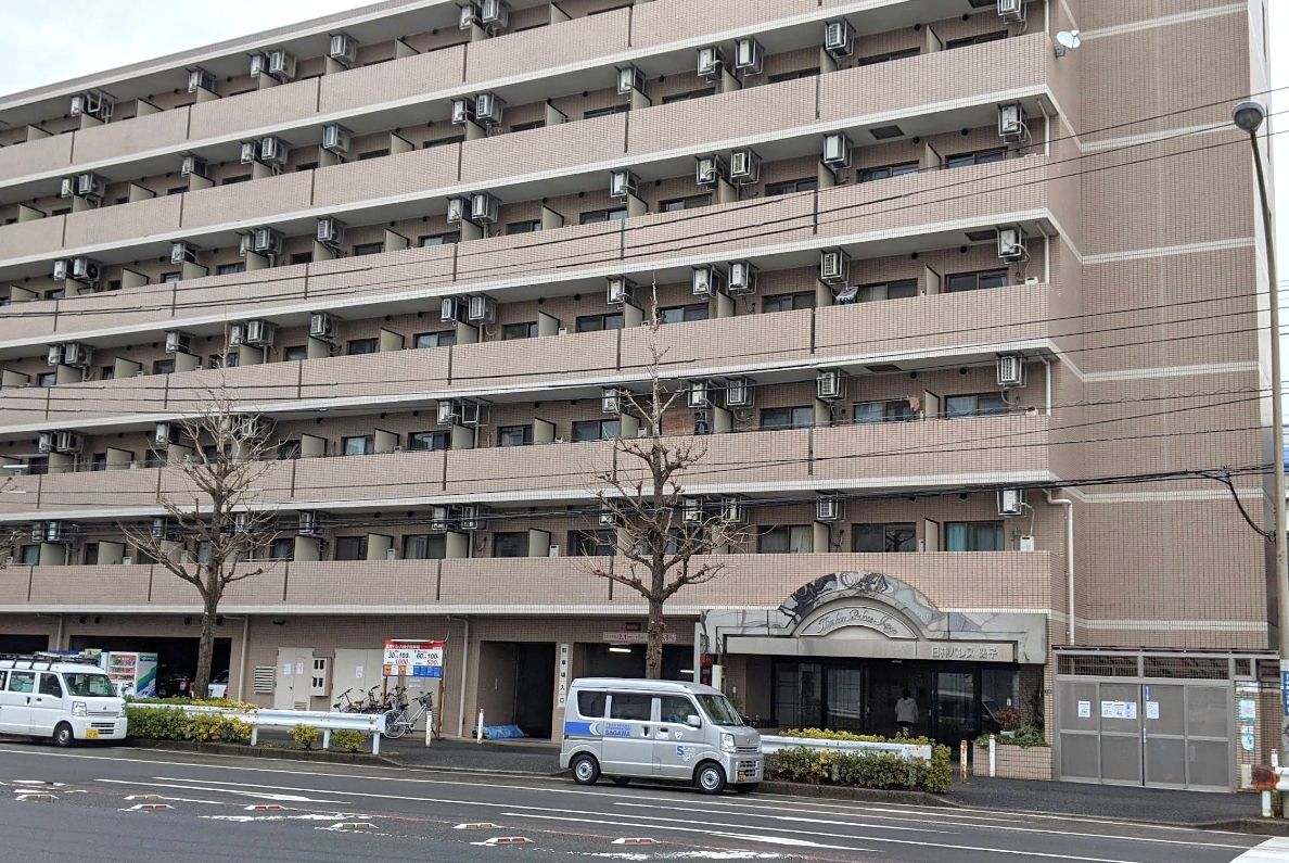 多層階の建物外観