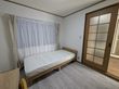 シンプルな個室の寝室