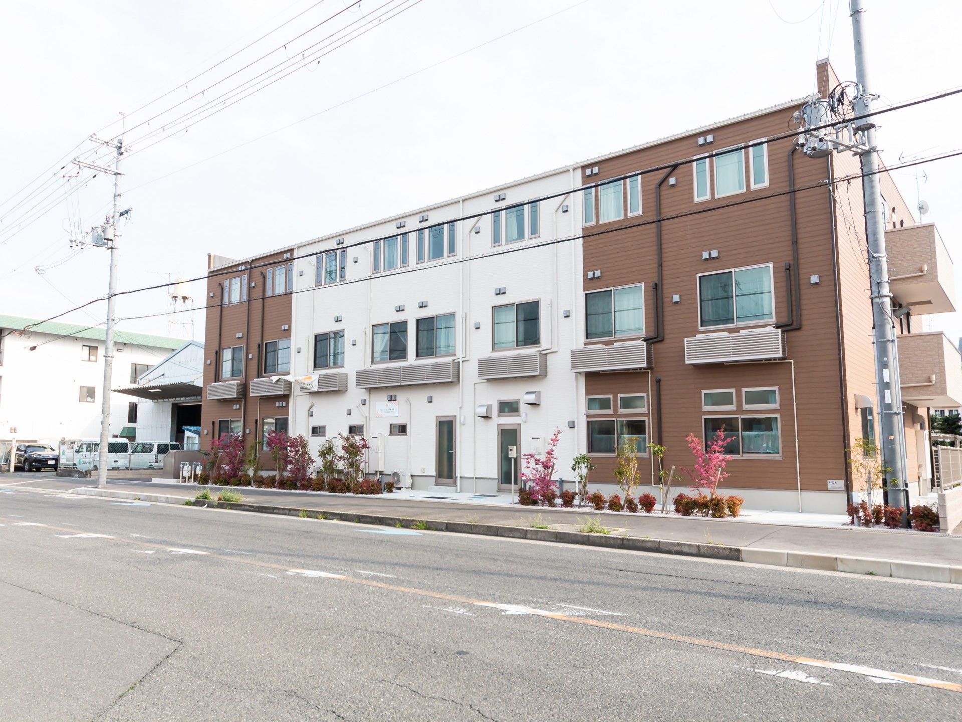 落ち着いた外観の建物