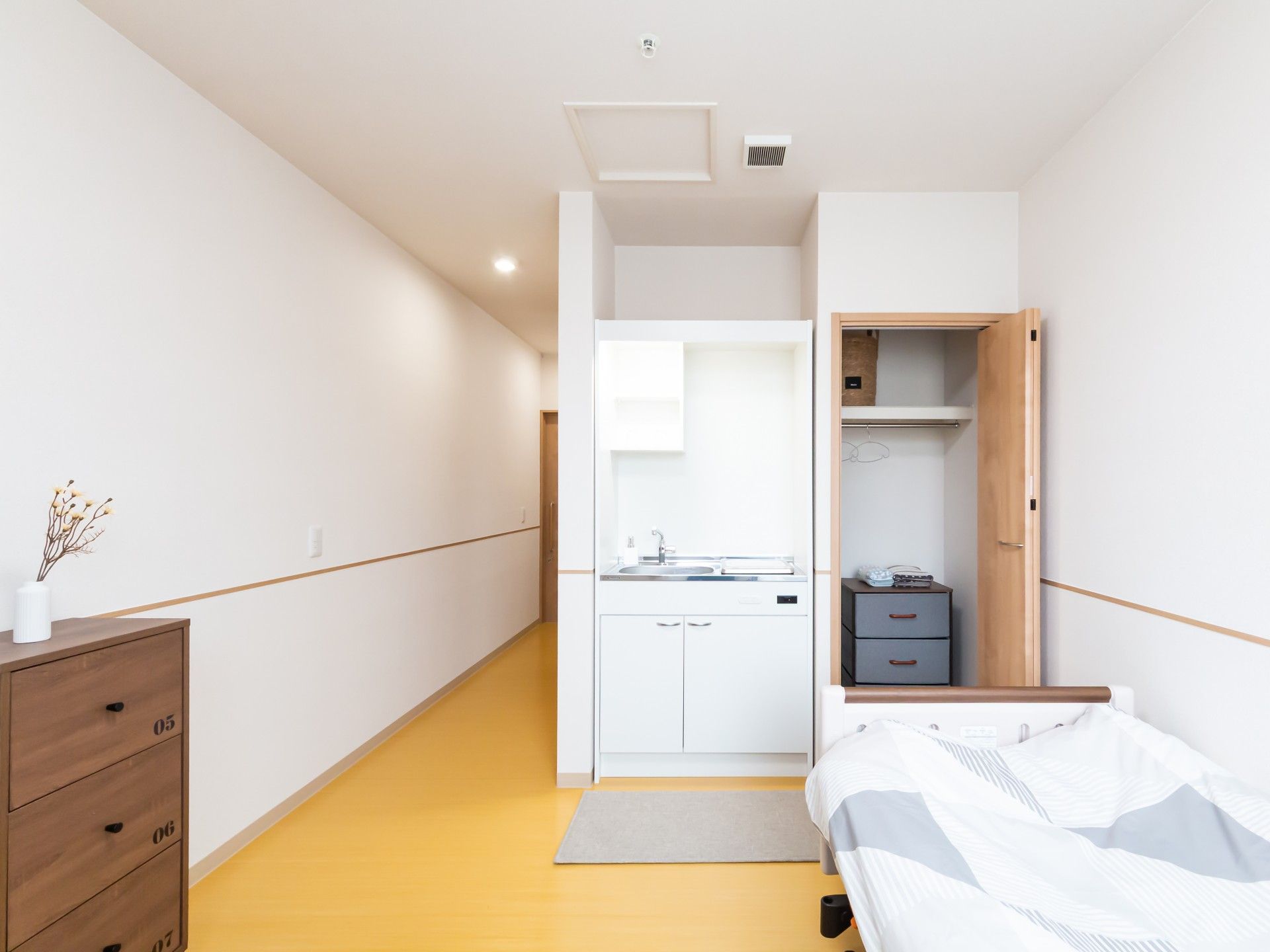 シンプルな居室の一角