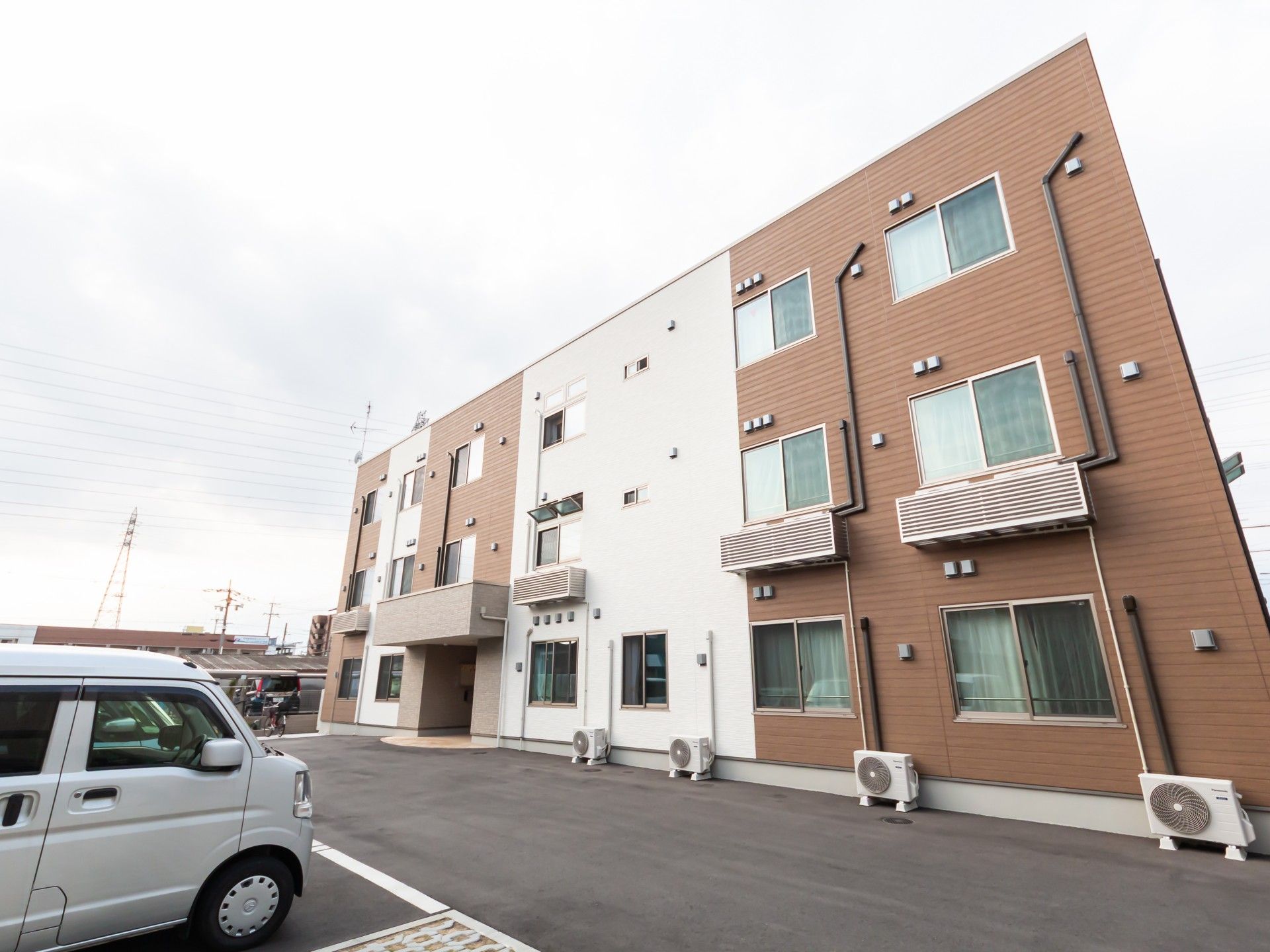 駐車場のある建物外観