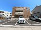 駐車場のある建物の外観