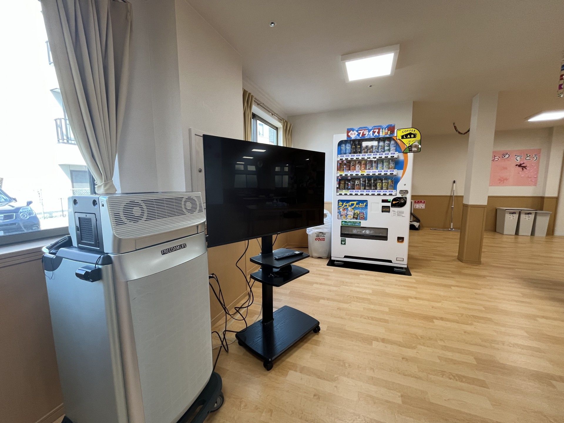テレビと自販機のある部屋
