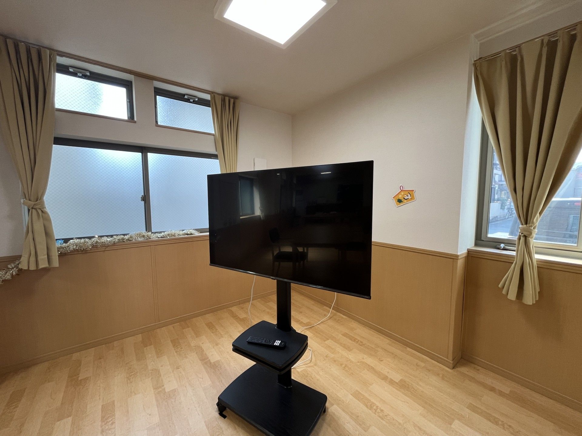 テレビのある明るい部屋